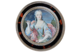 Woman with flower, 18th century snuffbox