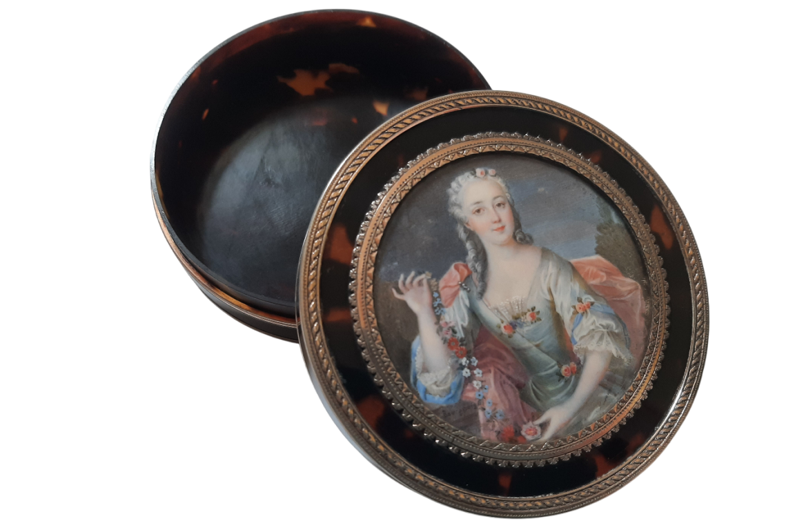 Belle aux fleurs, tabatière signée Bourgeois, XVIIIème