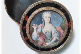 Woman with flower, 18th century snuffbox