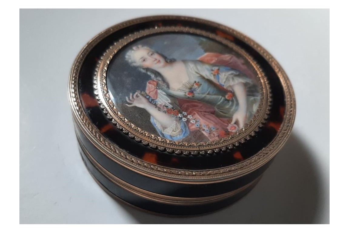 Belle aux fleurs, tabatière signée Bourgeois, XVIIIème