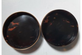 Woman with flower, 18th century snuffbox