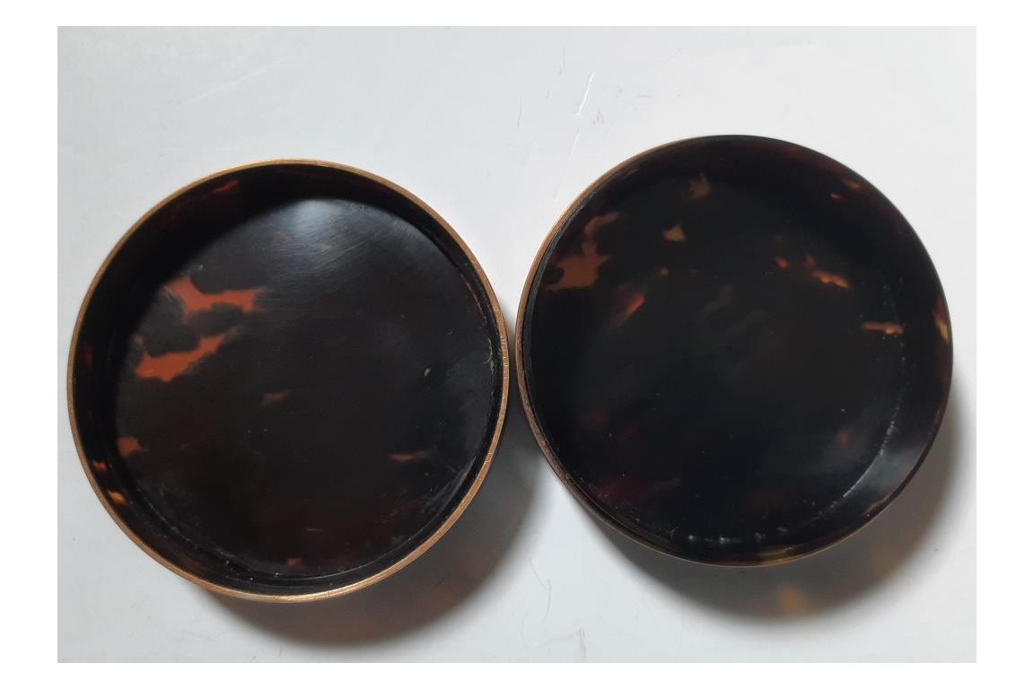 Woman with flower, 18th century snuffbox