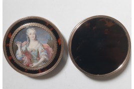 Woman with flower, 18th century snuffbox