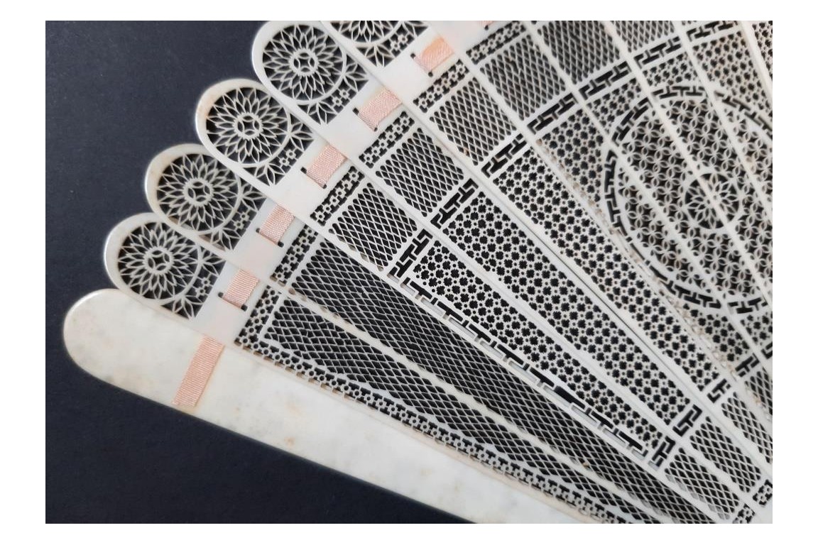 Chine géométrique, éventail vers 1795-1810