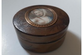 Beauty with fern, 18 or 19th century snuffbox
