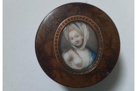 Beauty with fern, 18 or 19th century snuffbox