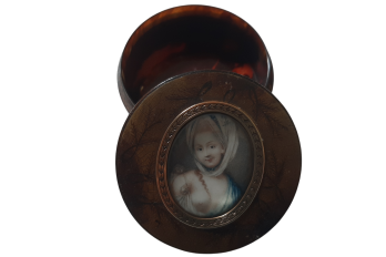 Beauty with fern, 18 or 19th century snuffbox