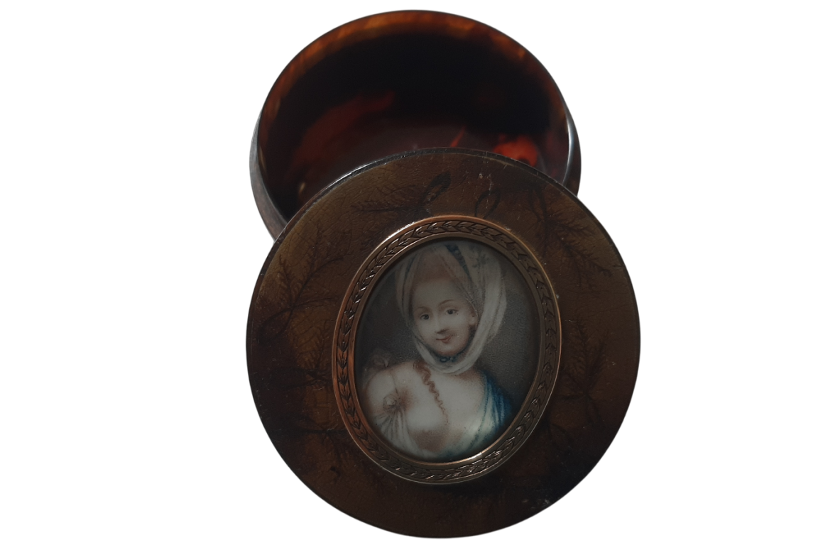 Beauty with fern, 18 or 19th century snuffbox Beauty with fern, 18 or 19th century snuffbox