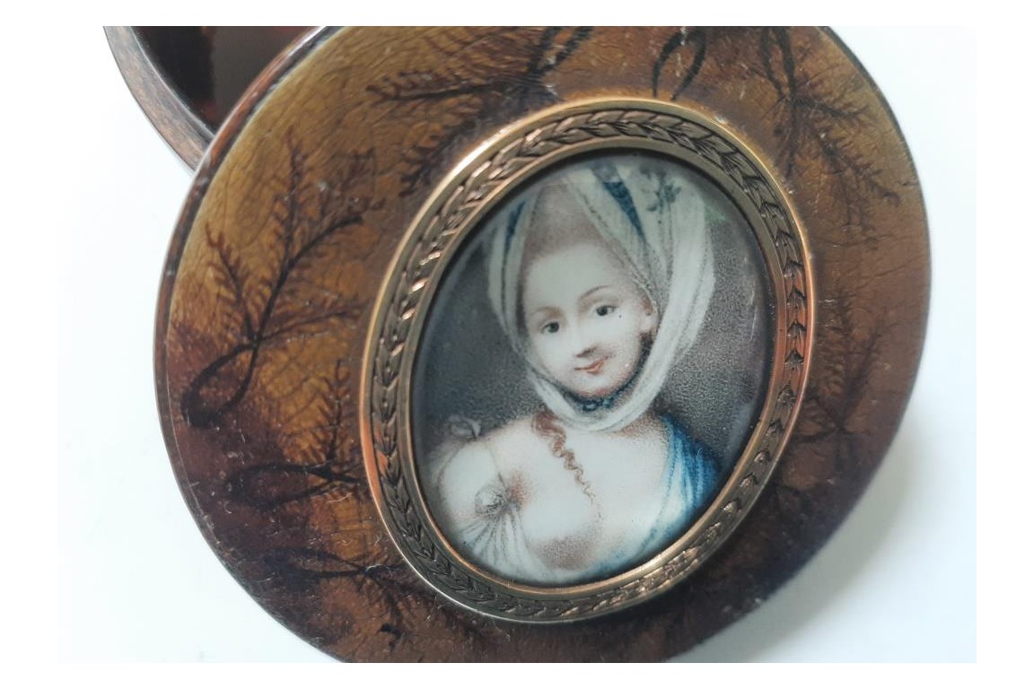 Beauty with fern, 18 or 19th century snuffbox Beauty with fern, 18 or 19th century snuffbox
