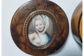 Beauty with fern, 18 or 19th century snuffbox