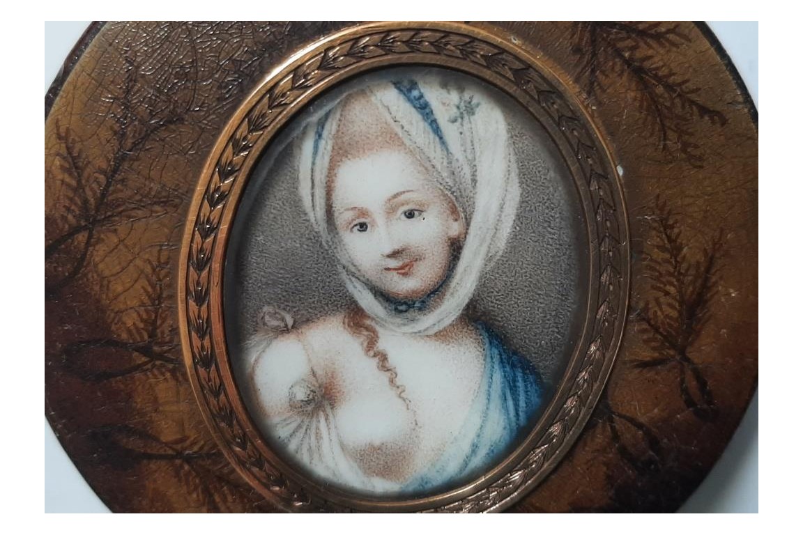 Beauty with fern, 18 or 19th century snuffbox Beauty with fern, 18 or 19th century snuffbox