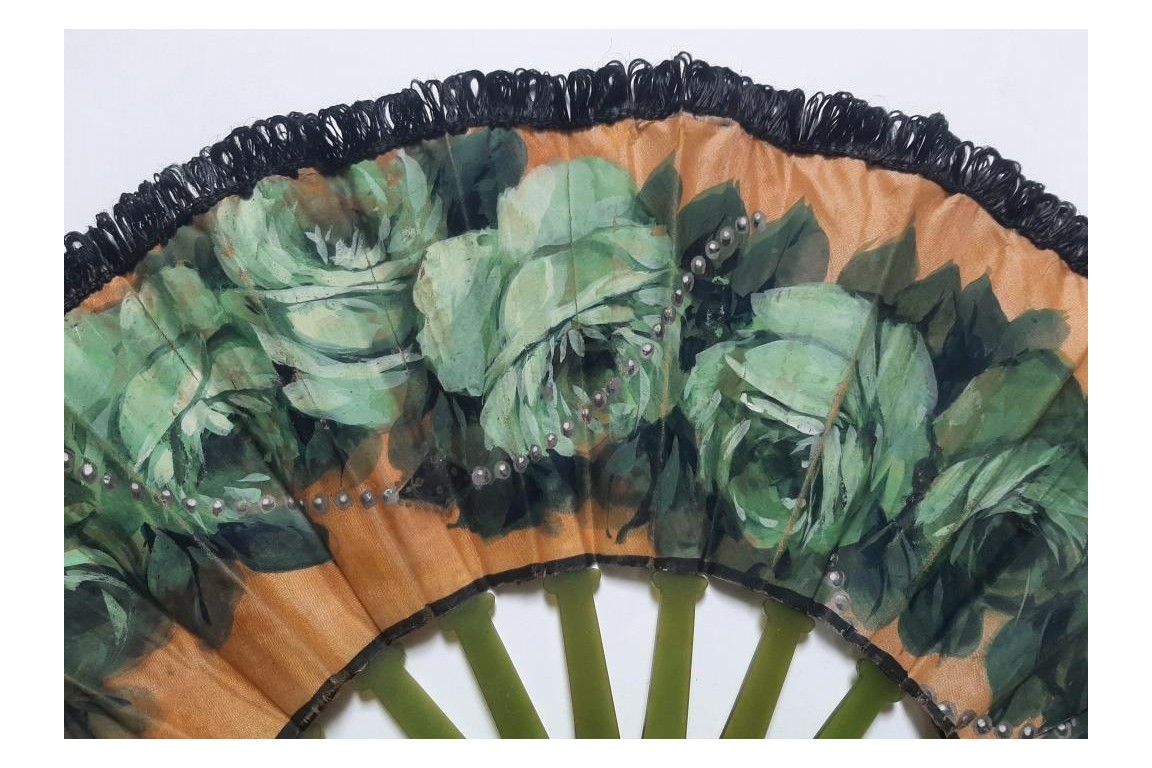 Roses et perles vertes, éventail vers 1924-25