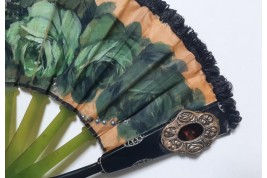 Roses et perles vertes, éventail vers 1924-25