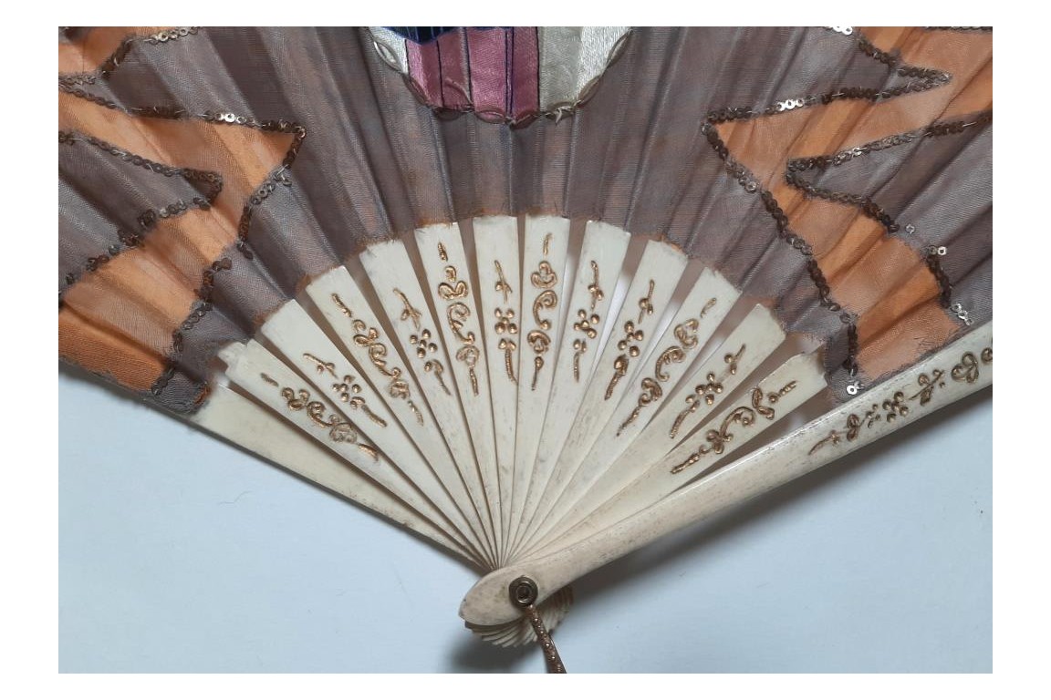 L'élégante à la mode, éventail vers 1920-28