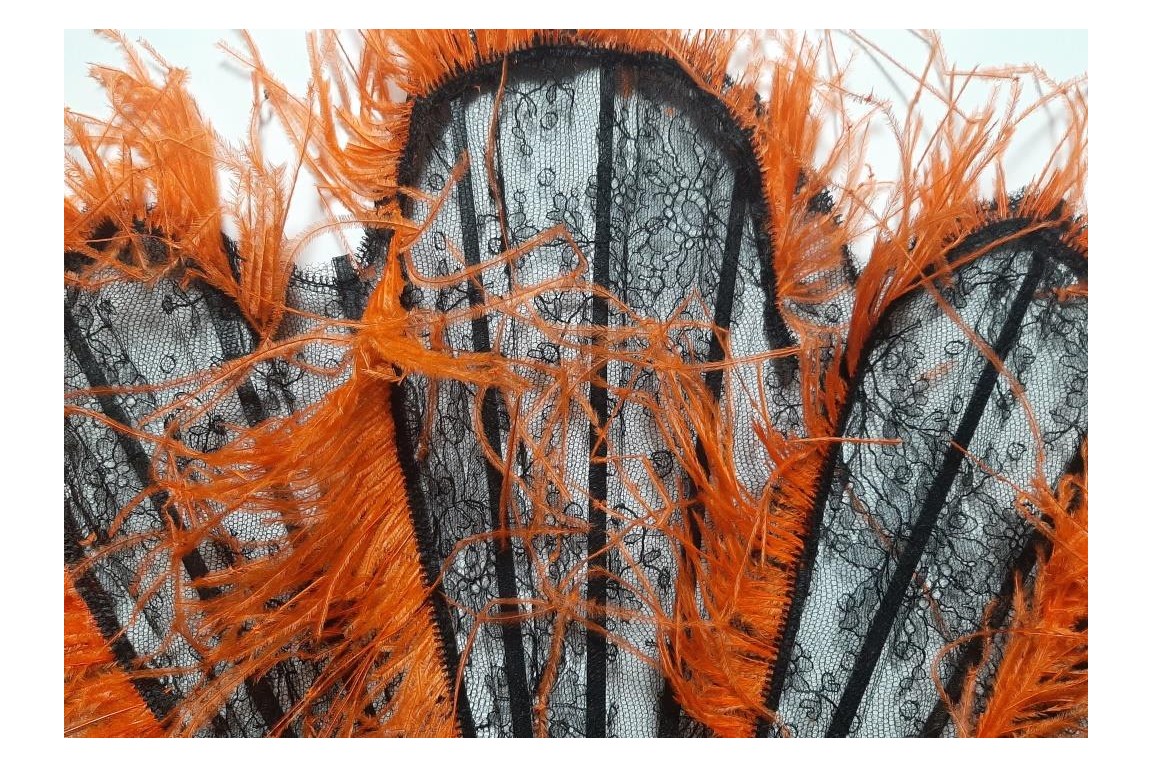 Parure orange et noire, éventail et sac vers 1921