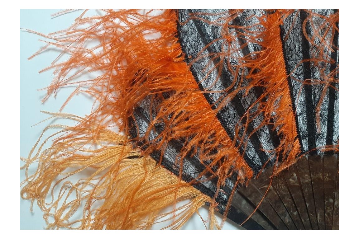 Parure orange et noire, éventail et sac vers 1921