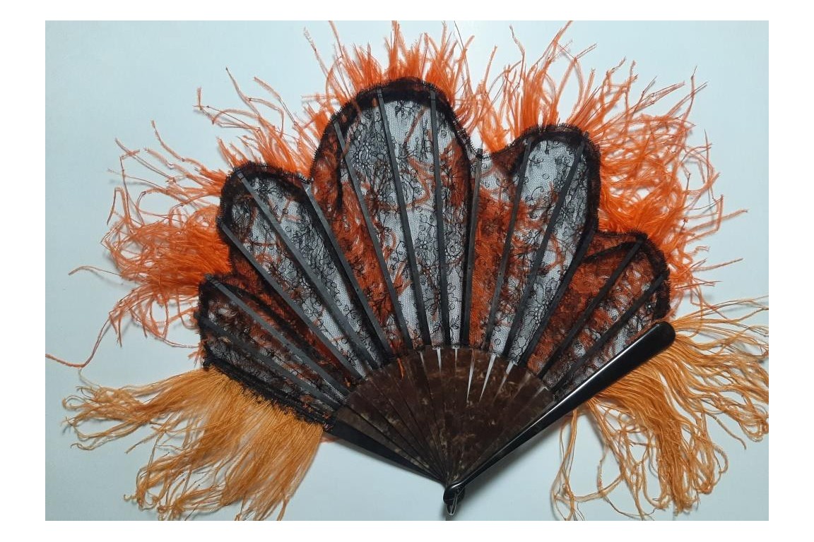 Parure orange et noire, éventail et sac vers 1921