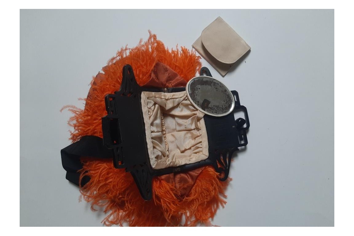 Parure orange et noire, éventail et sac vers 1921