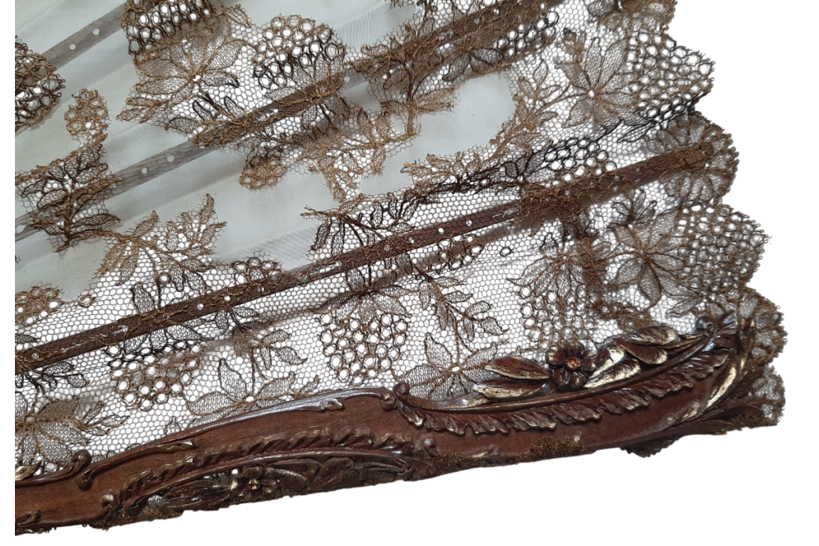 Elegant carriage, late 19th century fan