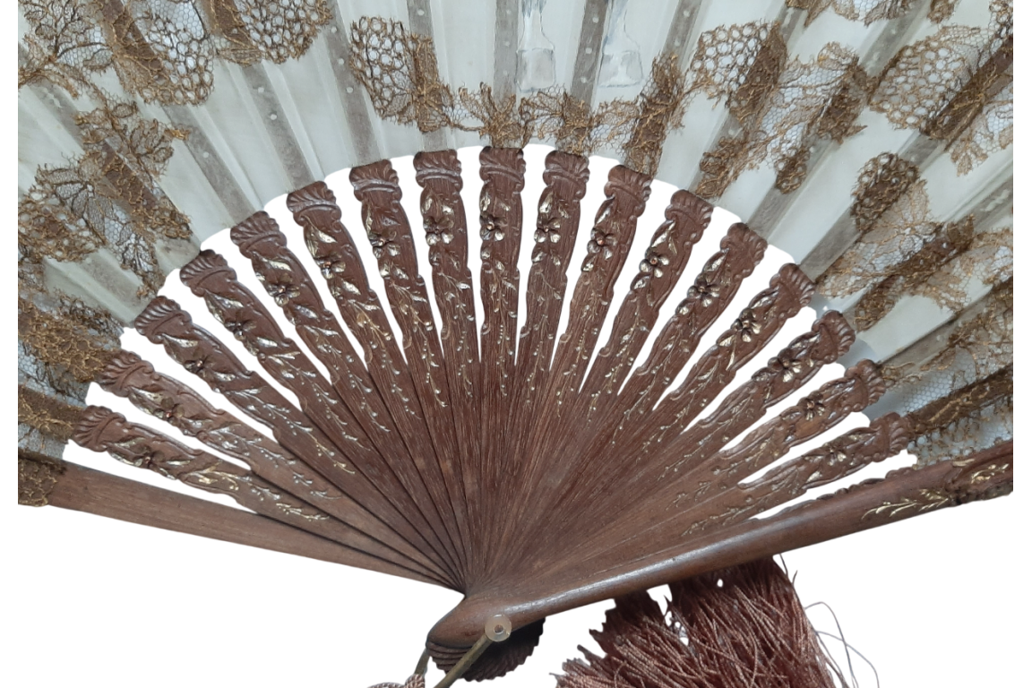 Elegant carriage, late 19th century fan