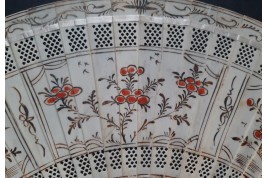Fleurs rouges, éventail Chine, vers 1700