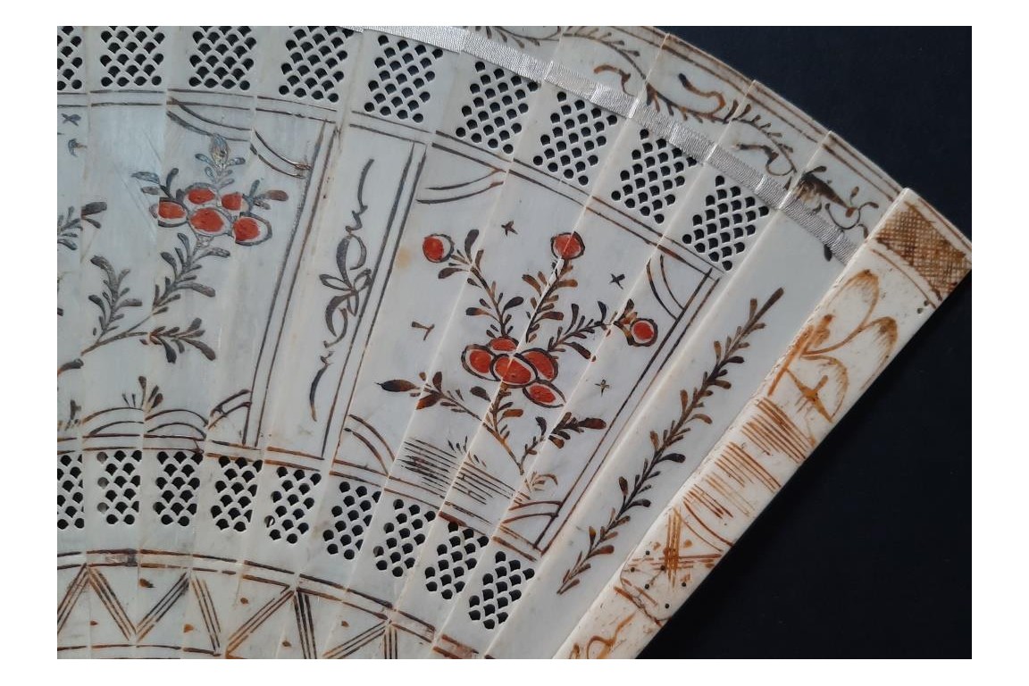 Red flowers, fa,  from China, circa 1700