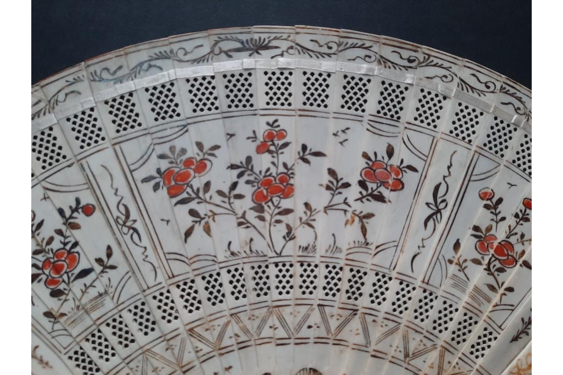Fleurs rouges, éventail Chine, vers 1700