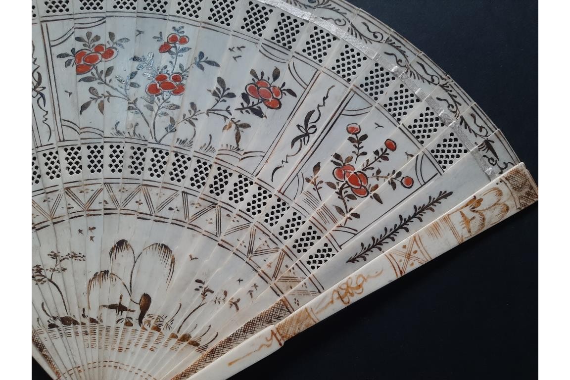 Fleurs rouges, éventail Chine, vers 1700