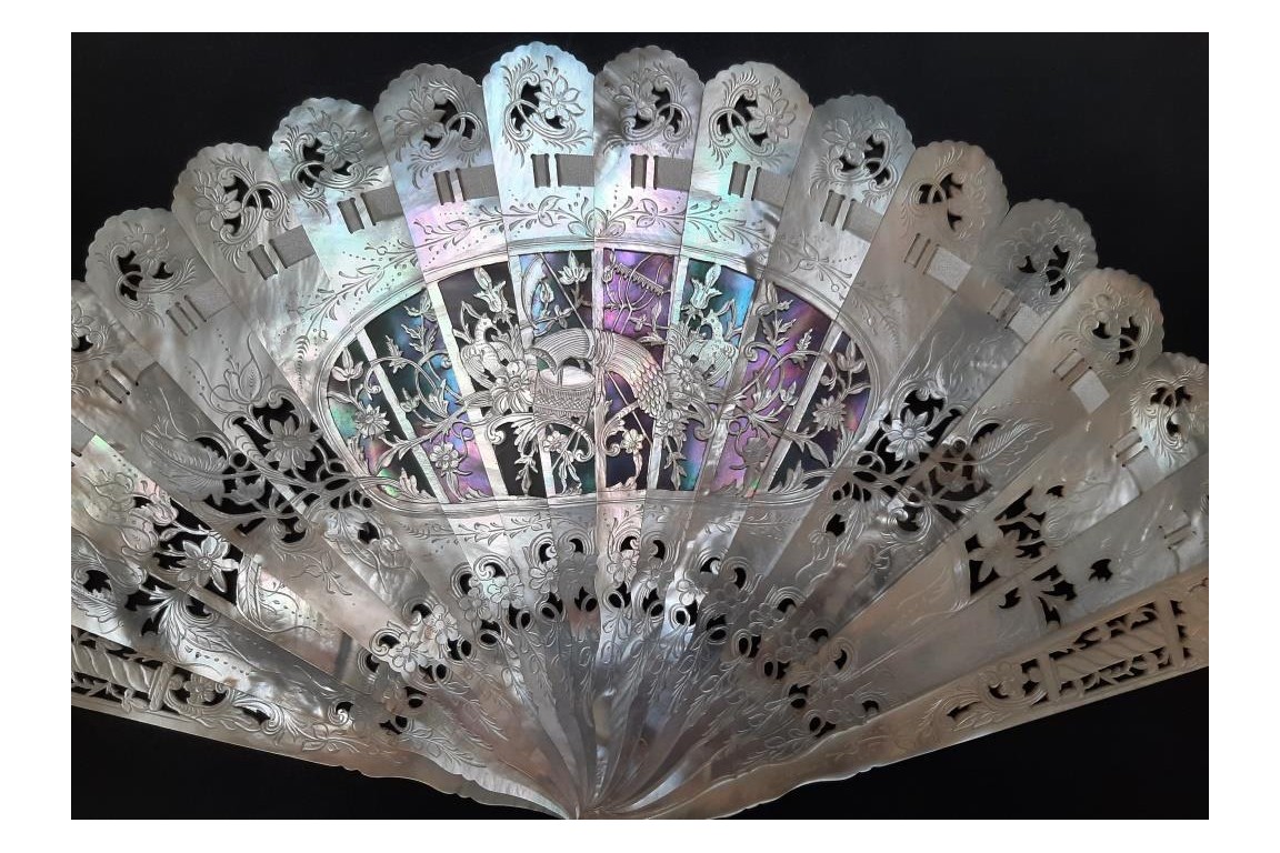 Fleurs de nacre, éventail fin XIXème siècle