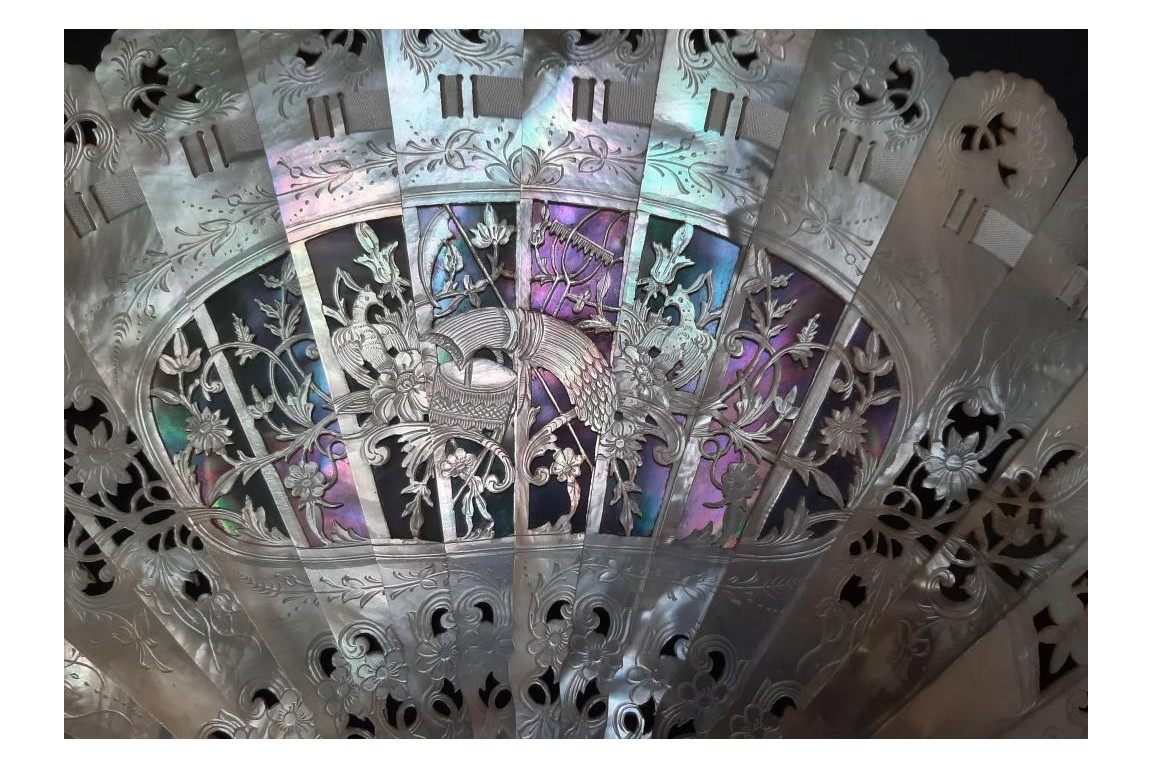 Fleurs de nacre, éventail fin XIXème siècle