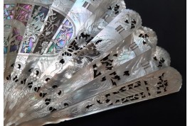 Fleurs de nacre, éventail fin XIXème siècle