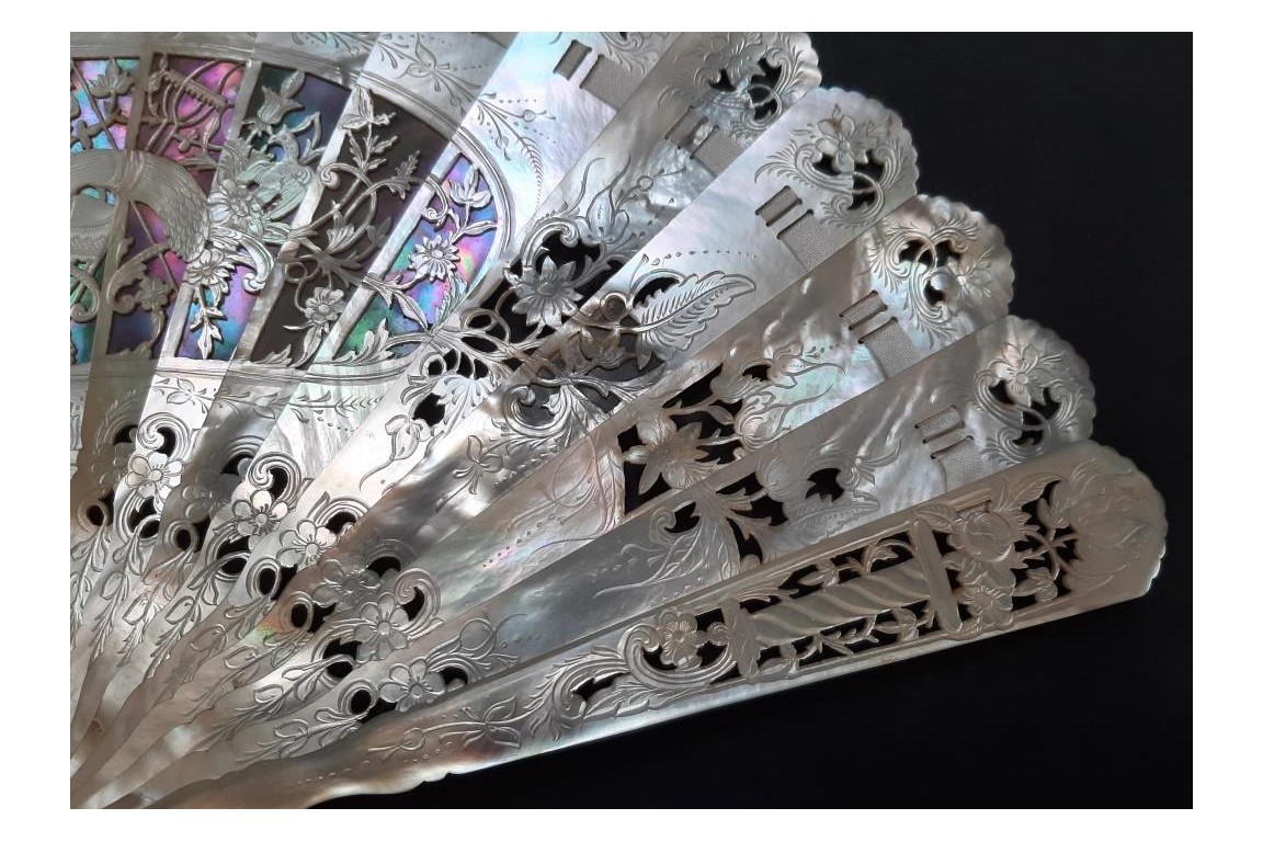 Fleurs de nacre, éventail fin XIXème siècle