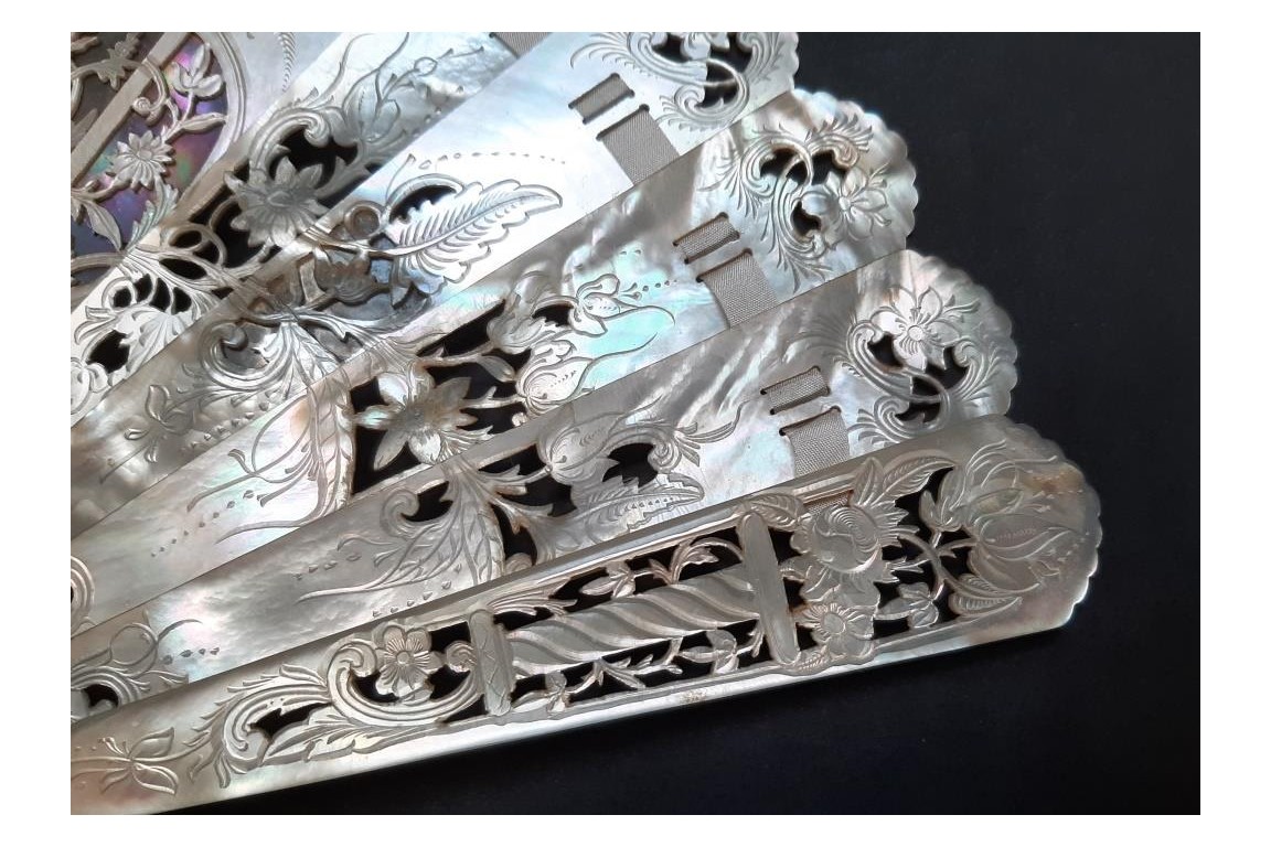 Fleurs de nacre, éventail fin XIXème siècle