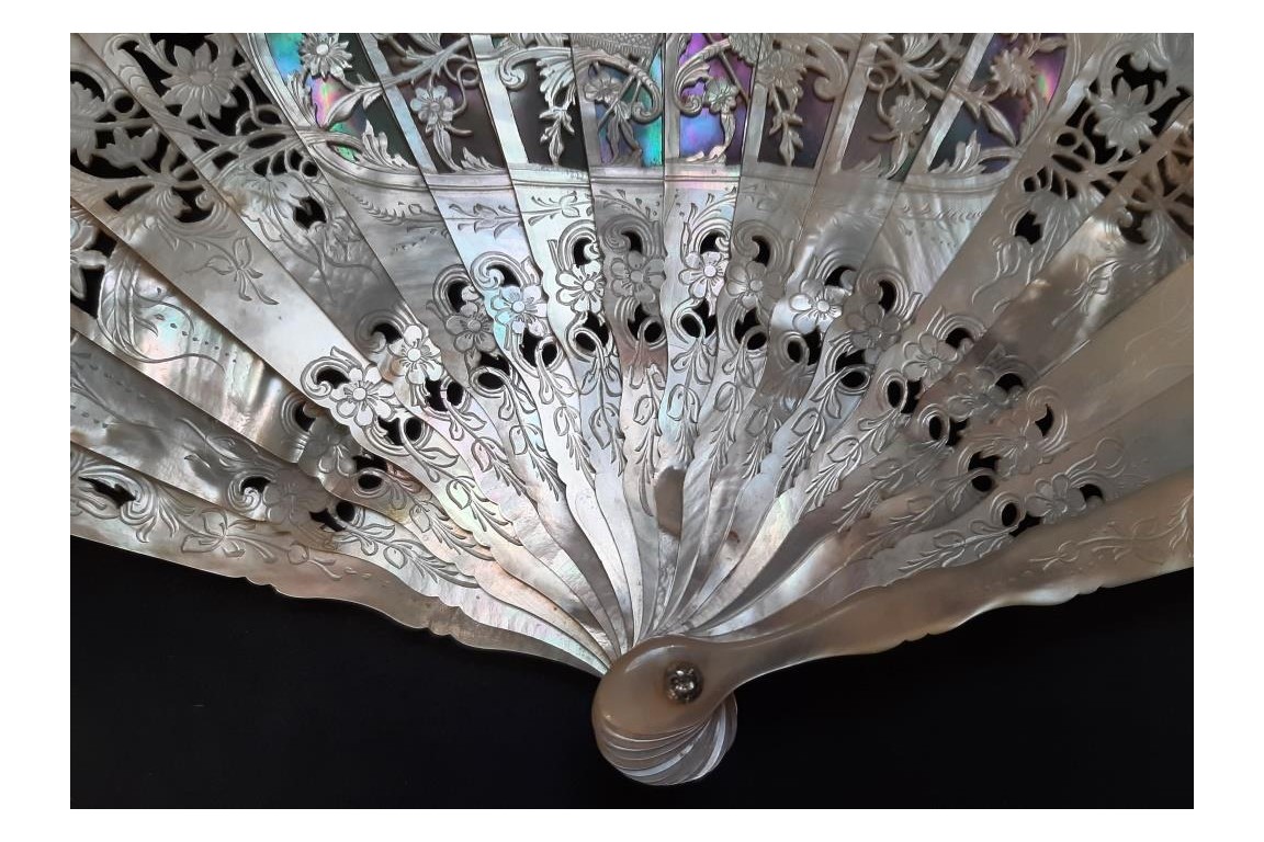 Fleurs de nacre, éventail fin XIXème siècle