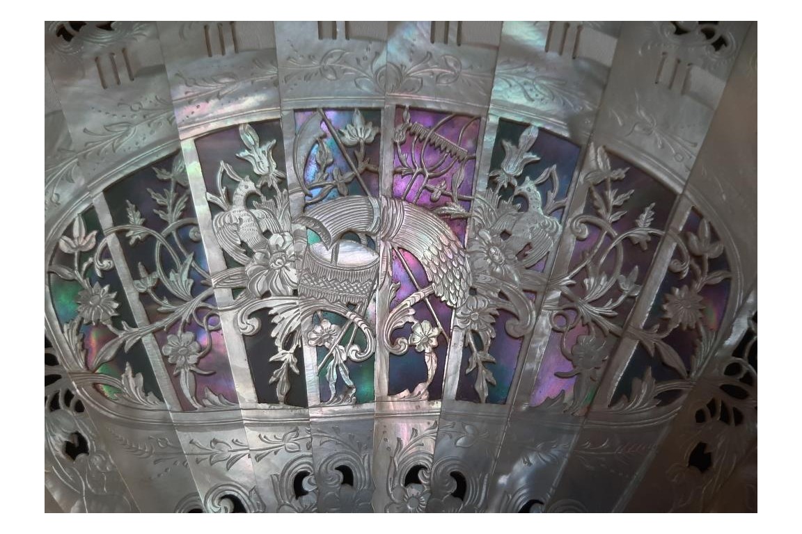 Fleurs de nacre, éventail fin XIXème siècle