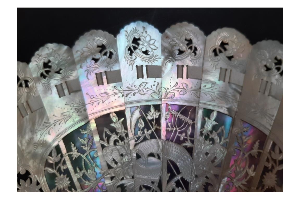 Fleurs de nacre, éventail fin XIXème siècle