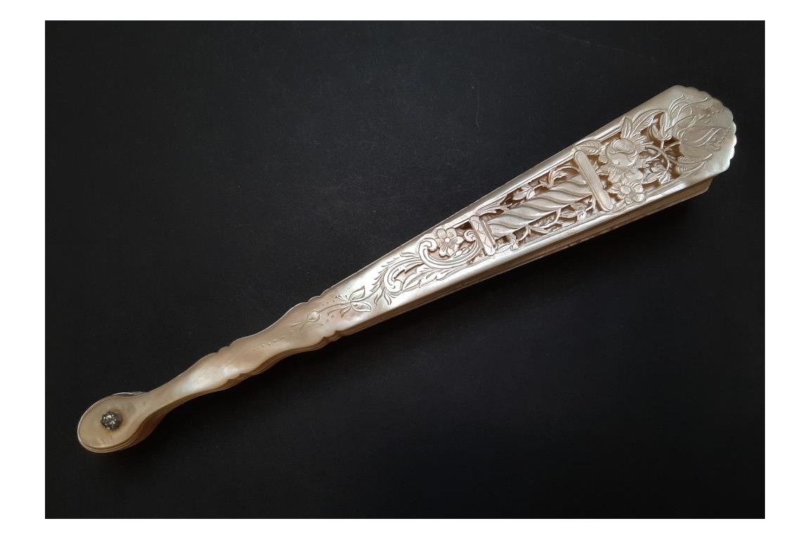 Fleurs de nacre, éventail fin XIXème siècle