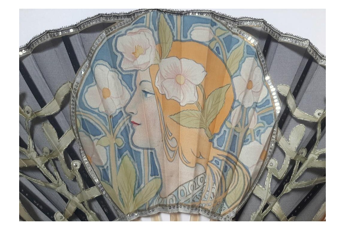 Duvelleroy, Belle au gui. Éventail dans le goût de Mucha, période Art Nouveau