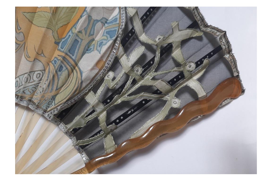 Duvelleroy, Belle au gui. Éventail dans le goût de Mucha, période Art Nouveau