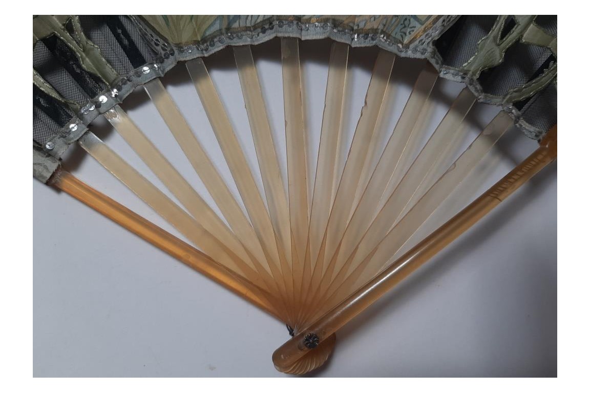 Duvelleroy, Belle au gui. Éventail dans le goût de Mucha, période Art Nouveau