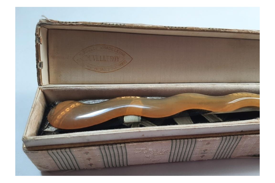 Duvelleroy, Belle au gui. Éventail dans le goût de Mucha, période Art Nouveau