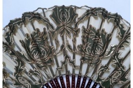 Kees, iris et pivoines. Éventail époque Art nouveau