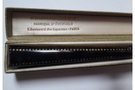 Kees, iris et pivoines. Éventail époque Art nouveau