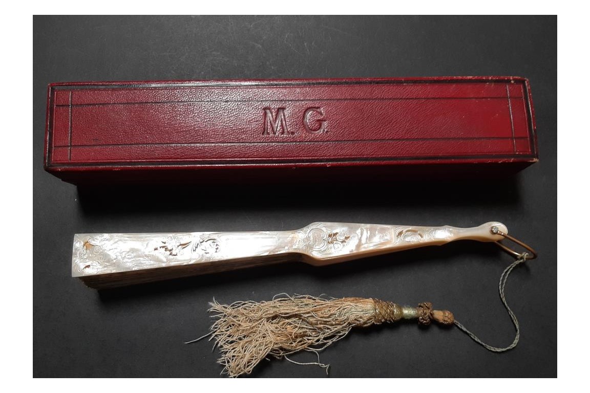 Kees, l'amour va tirer. Éventail vers 1870-80