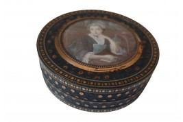The chemist, late 18th century snuffbox