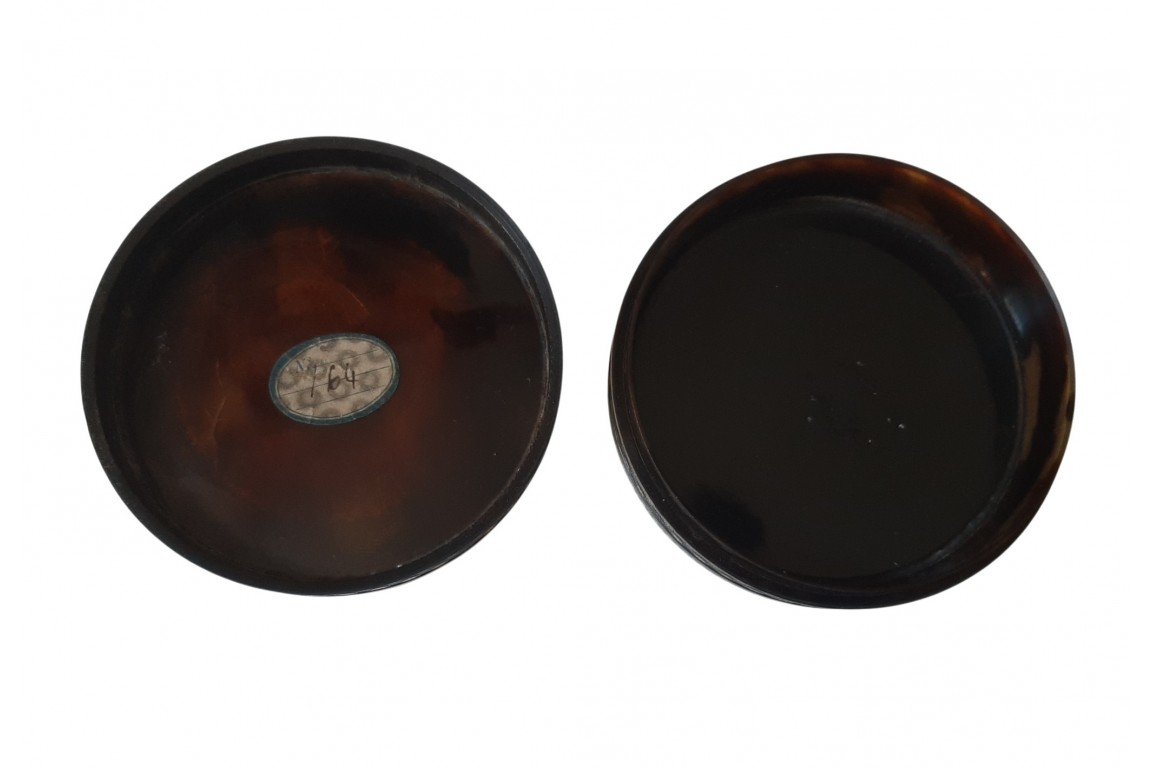 The chemist, late 18th century snuffbox