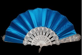 Bleu d'argent, éventail vers 1900