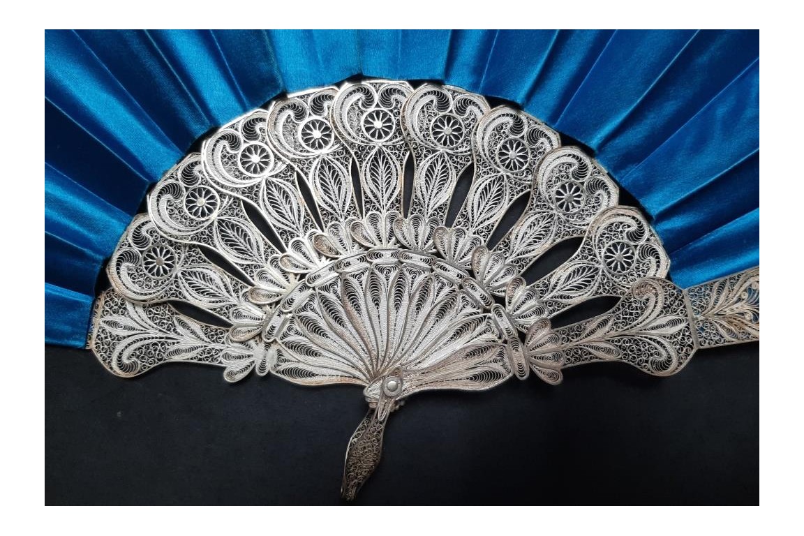 Bleu d'argent, éventail vers 1900