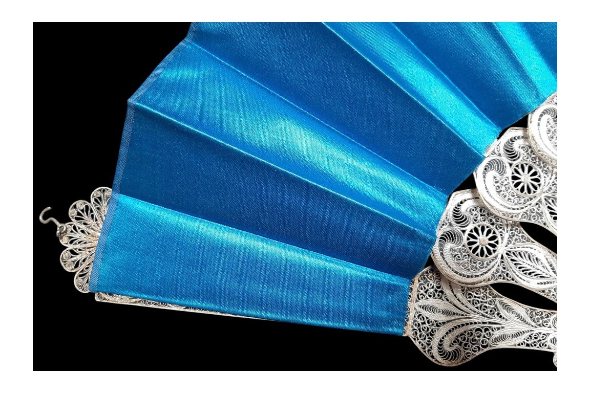 Bleu d'argent, éventail vers 1900