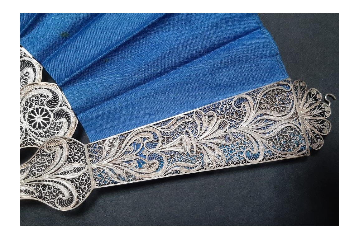 Bleu d'argent, éventail vers 1900